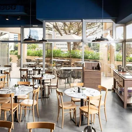 Radisson Airport فندق نيس