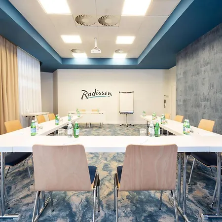 فندق Radisson Airport 4*